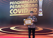 PTFI received the Community Activities Restrictions Enforcement (CARE) award for its handling of the COVID-19 pandemic, accepted here on the company’s behalf by Dr. Darma Irawan, Tembagapura Hospital Director